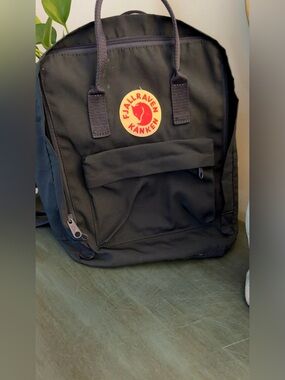 FJALLRAVEN Kanken classic backpack in dark navy blue